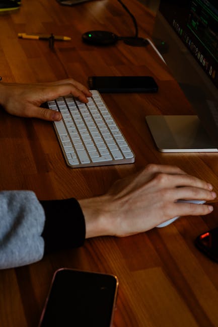 開発者がコードを書いている様子
